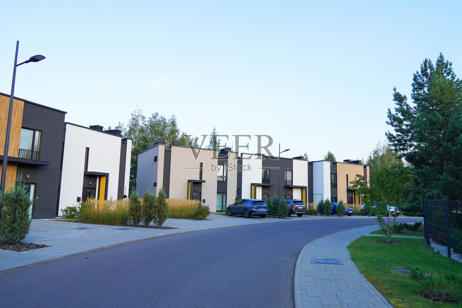 带有联排别墅的街道，位于封闭社区的沥青路旁。照片摄影图片