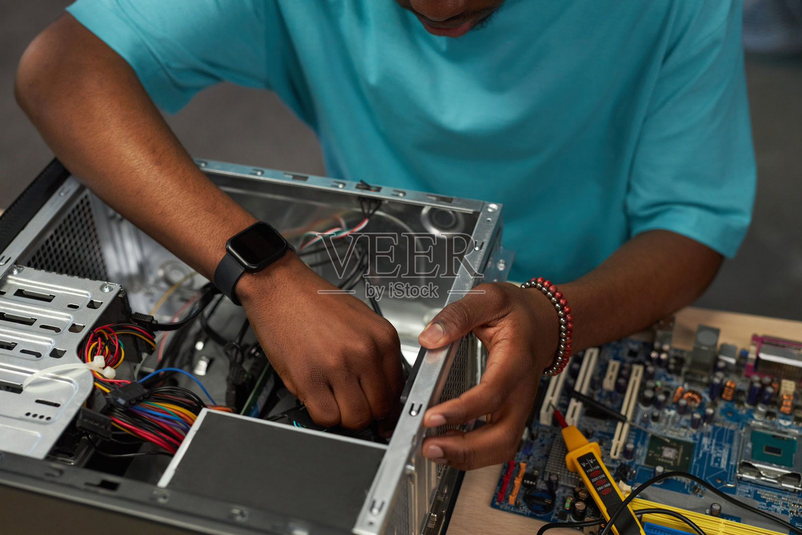 维修工正在电脑中安装主板照片摄影图片