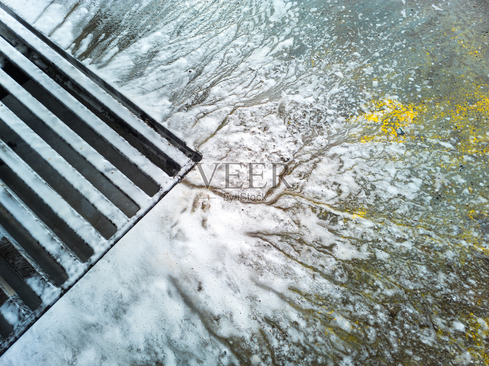 洗车车库中，肥皂泡沫废水流向地漏格栅，特写镜头。照片摄影图片