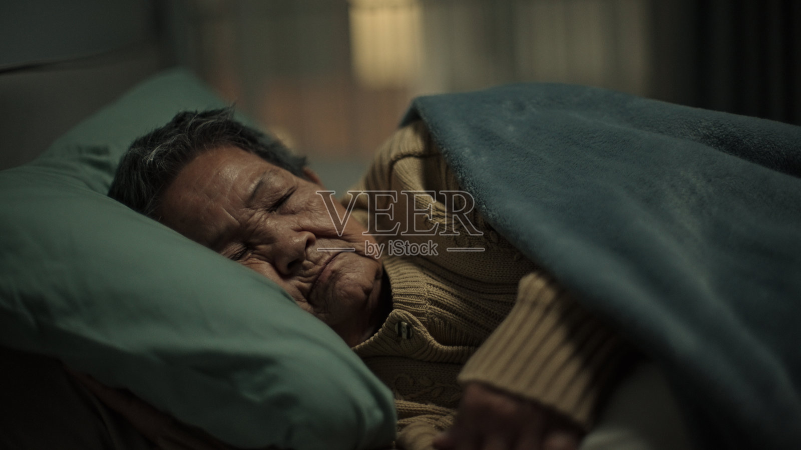 老人正在睡觉。照片摄影图片