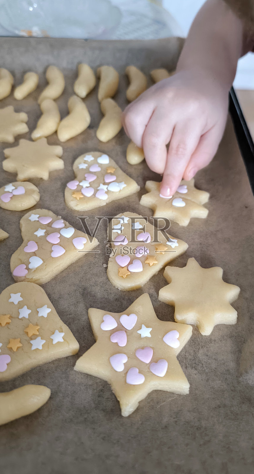 从上方俯视孩子们用金属模具切割姜饼饼干照片摄影图片