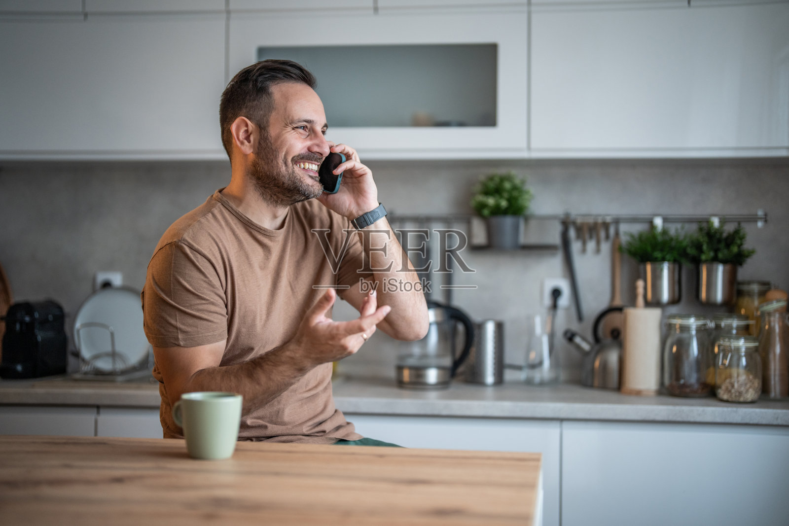 一个通过长时间的早晨对话带来亲密和快乐的移动网络照片摄影图片