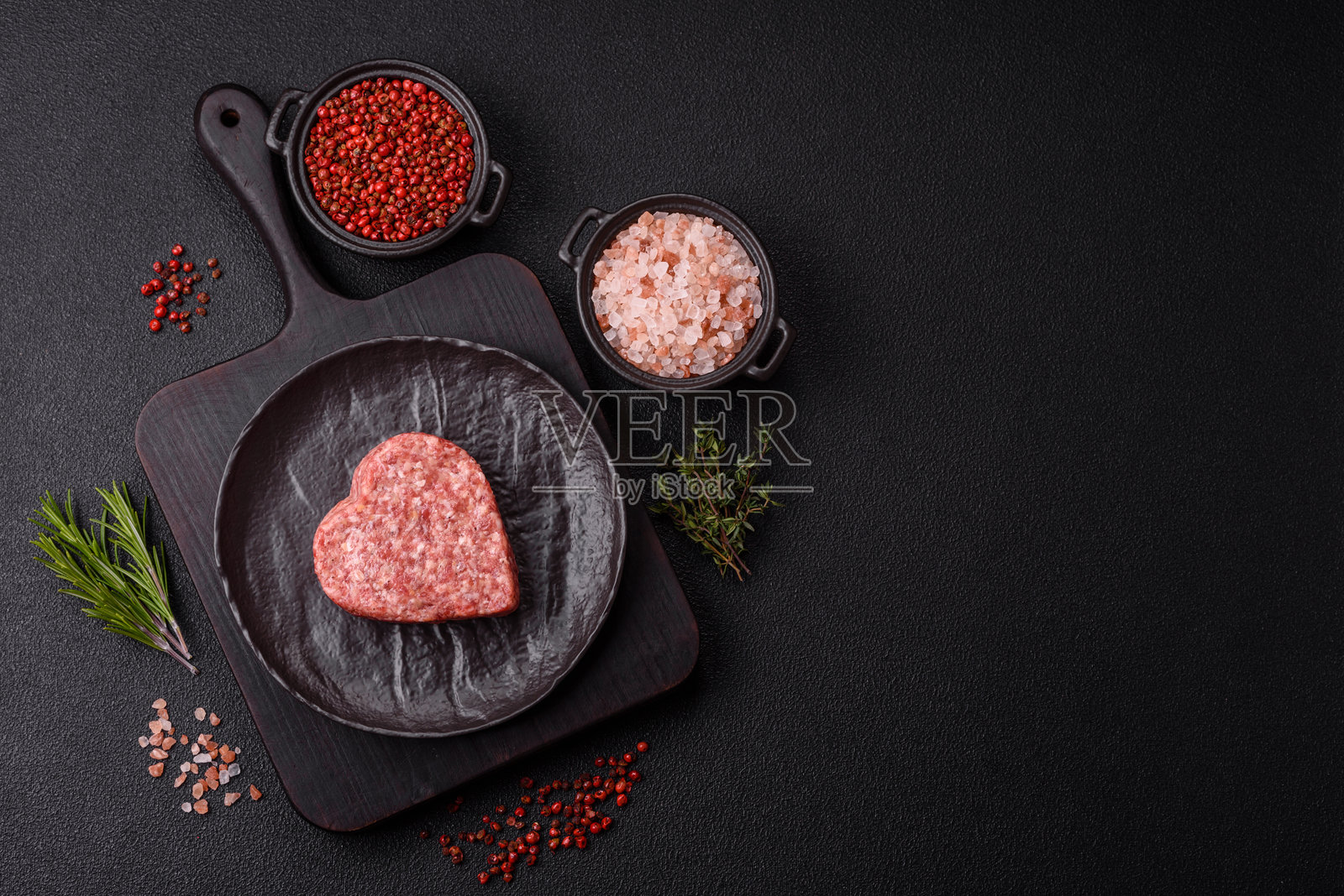 心形生牛肉或猪肉汉堡饼照片摄影图片