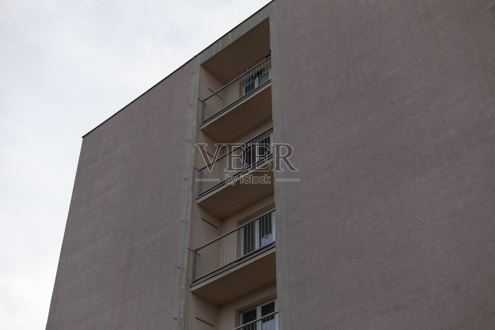 现代住宅建筑外立面，带阳台和窗户照片摄影图片