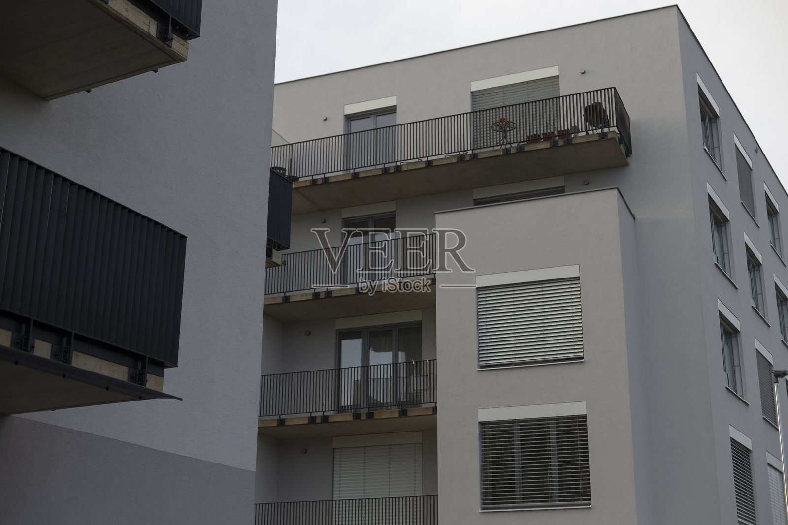 现代公寓楼带阳台和空调设备照片摄影图片