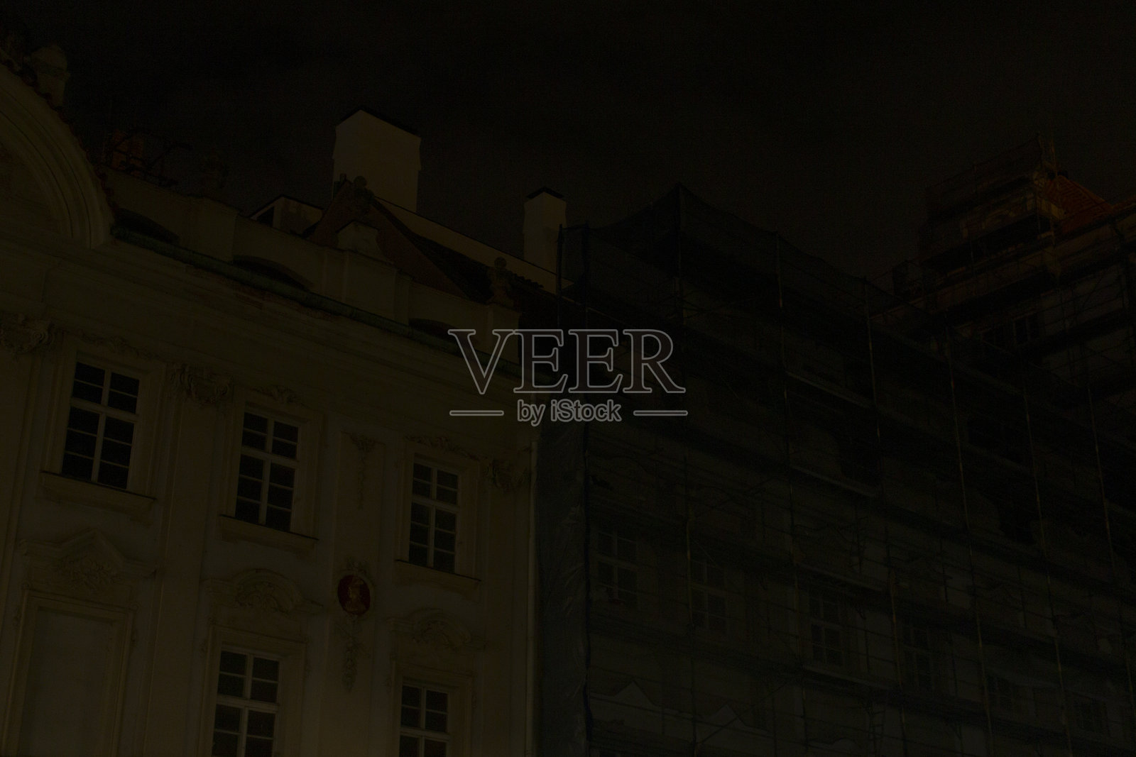 夜间城市背景，融合历史与现代建筑照片摄影图片