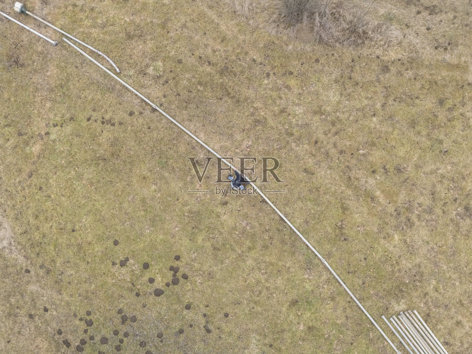 农业田地的灌溉管道照片摄影图片