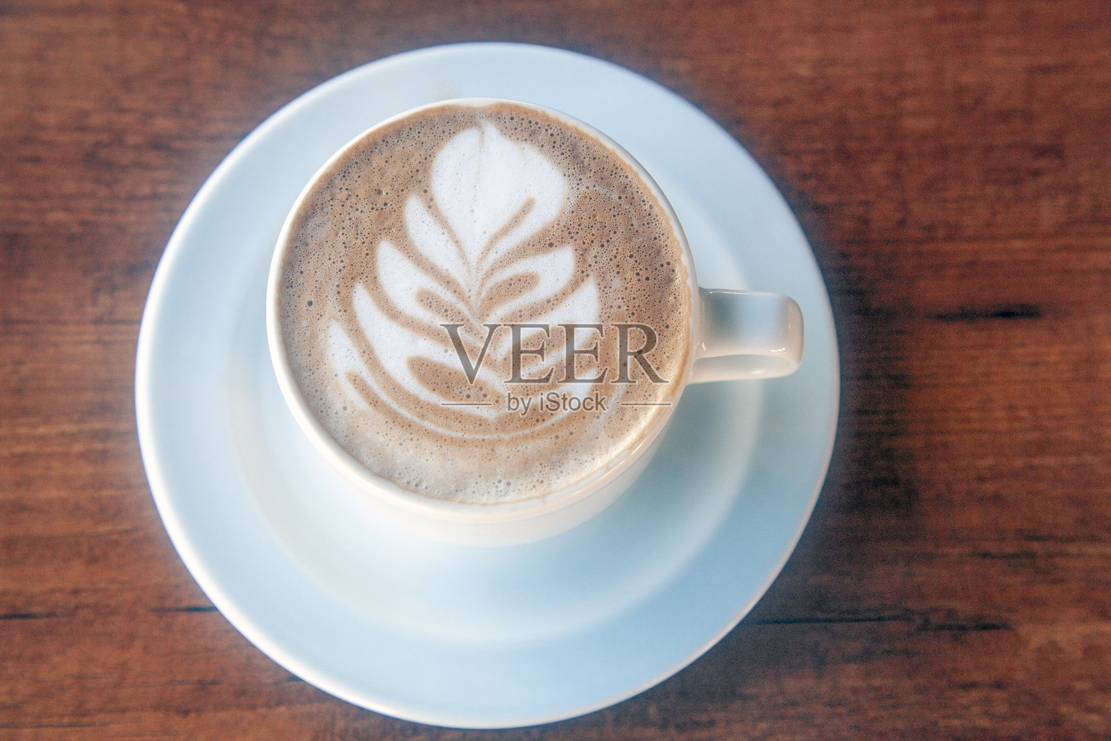 带有设计的卡布奇诺咖啡杯照片摄影图片