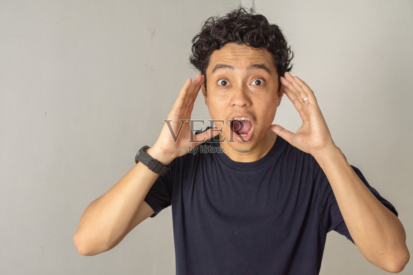 惊讶的男人张着嘴照片摄影图片