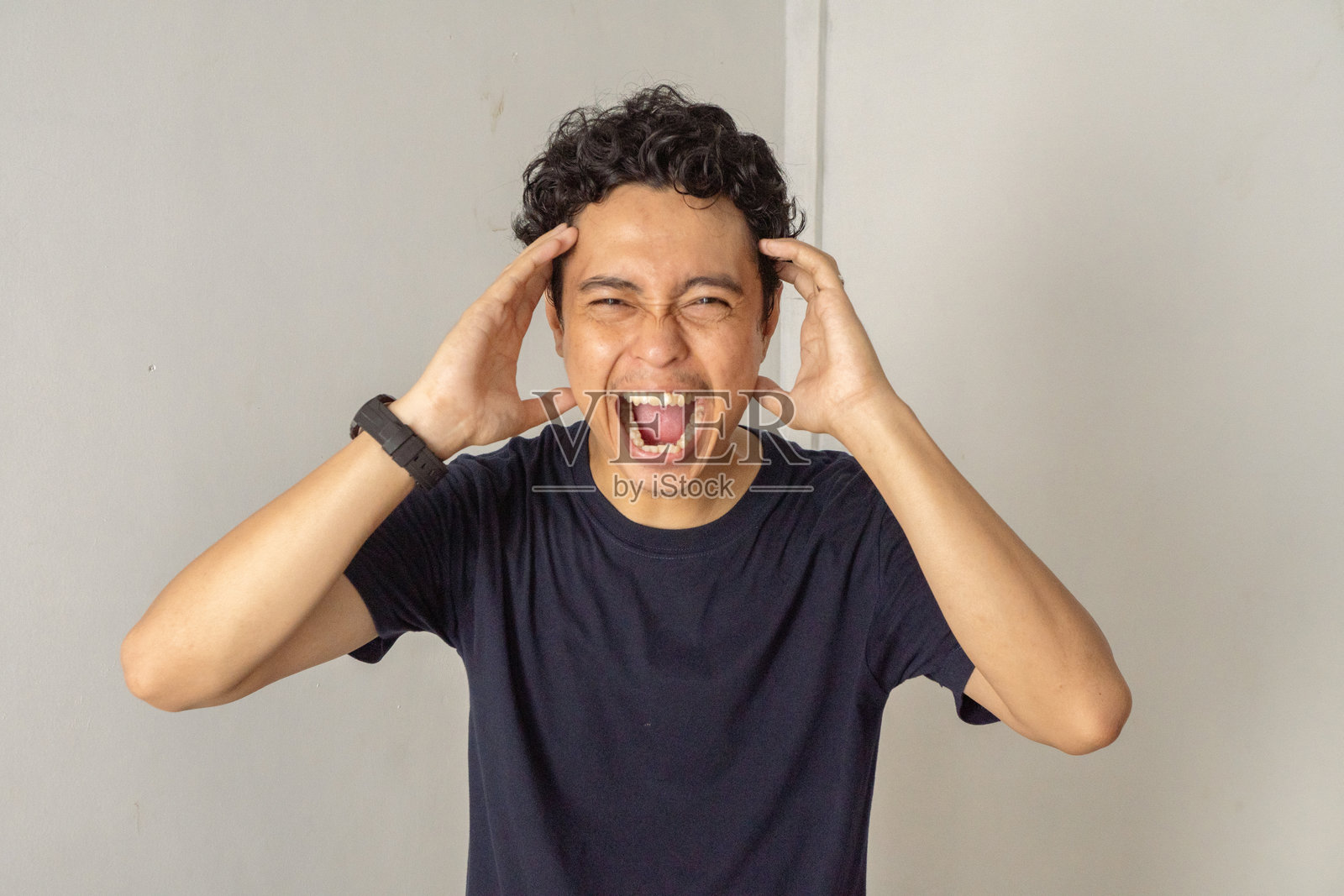 男人因沮丧而大喊照片摄影图片