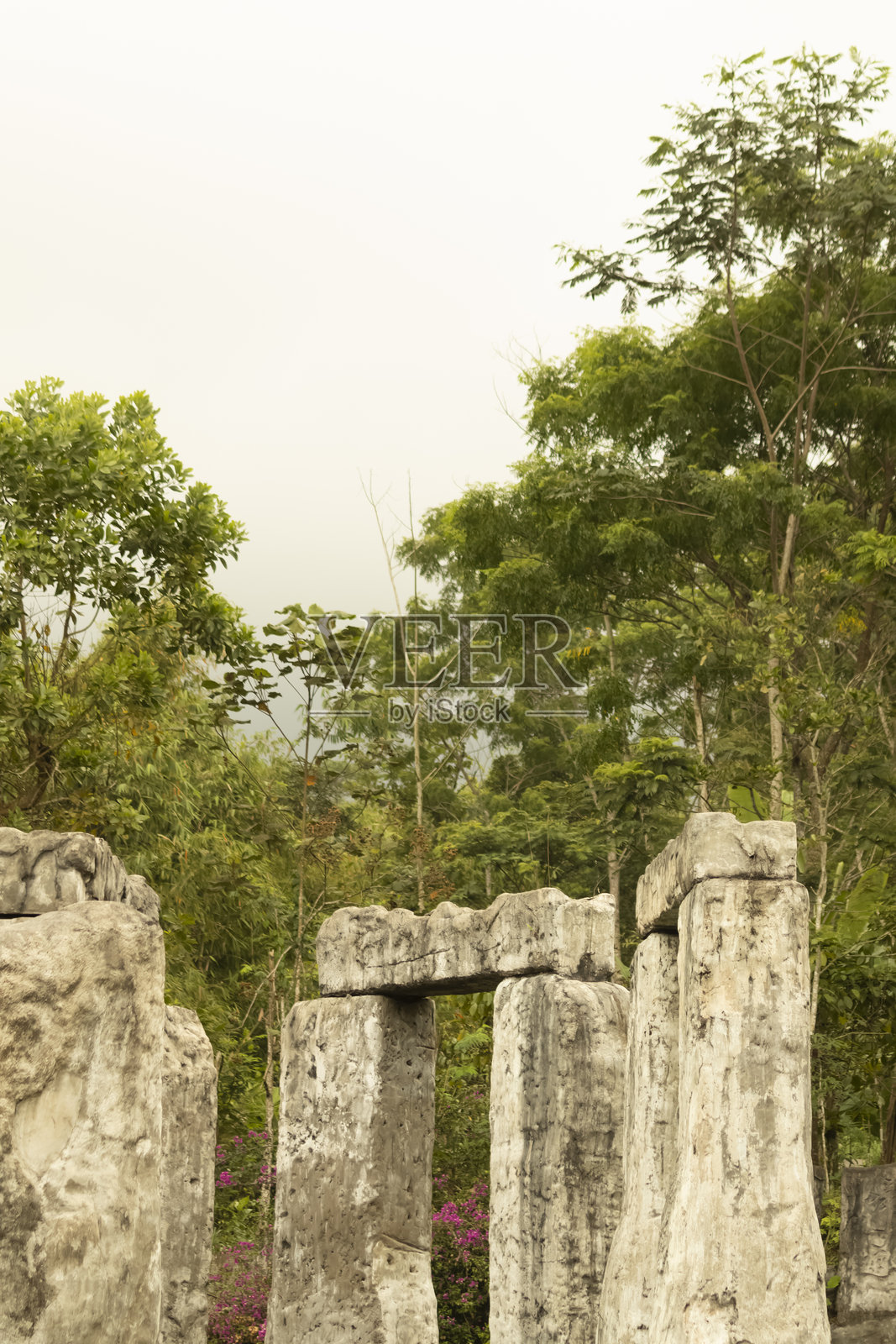 史前石结构位于巨石阵旅游景点。照片摄影图片