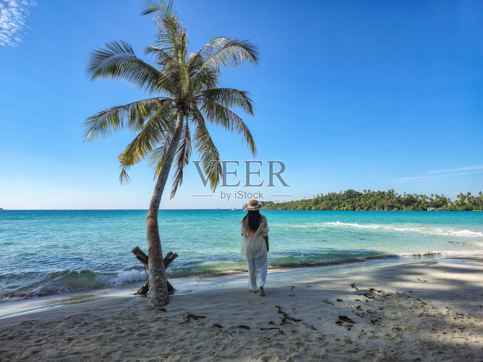 在泰国可可岛的宁静海滩上悠闲地散步，享受阳光明媚的下午照片摄影图片