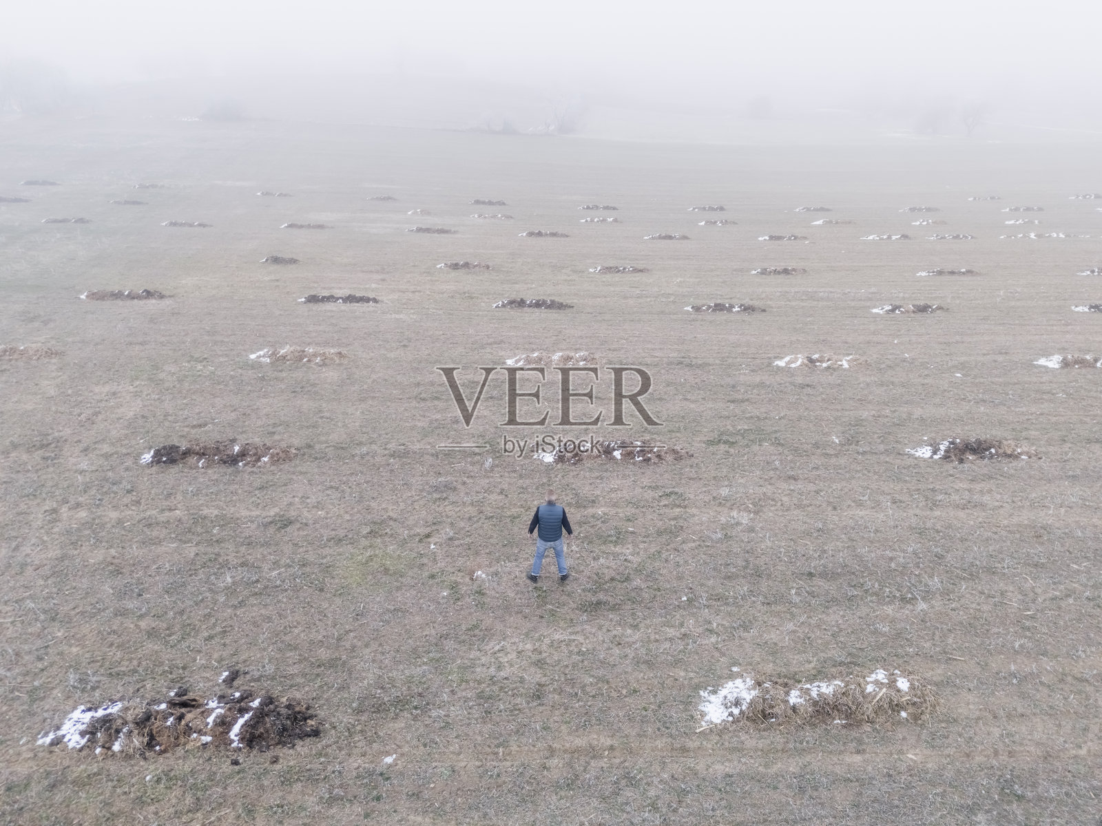 农业田地上的肥料堆照片摄影图片