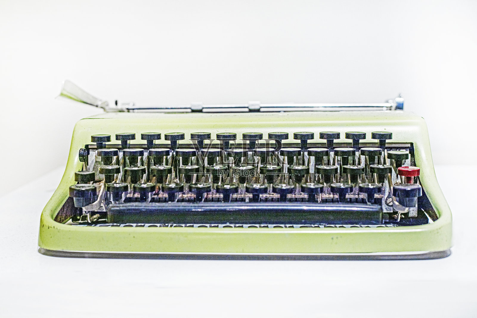 在浅色背景上的通讯员和作家的打字机照片摄影图片