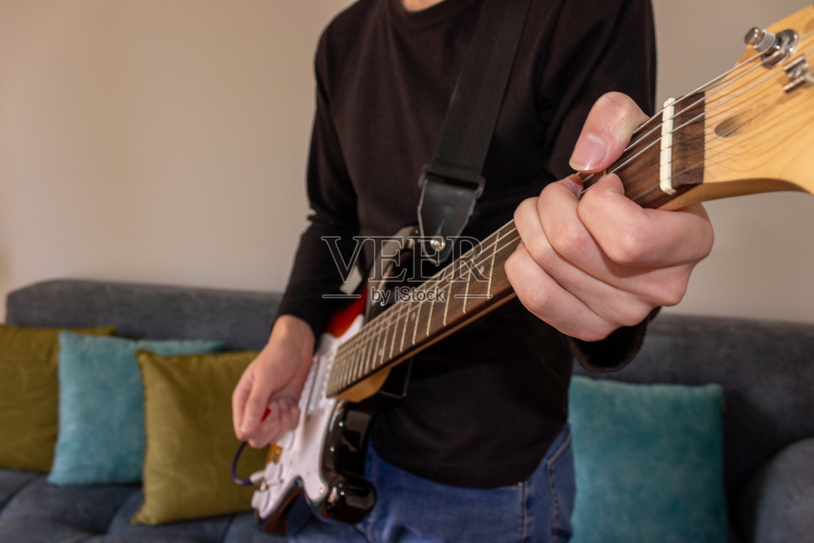 手部特写，弹奏吉他照片摄影图片