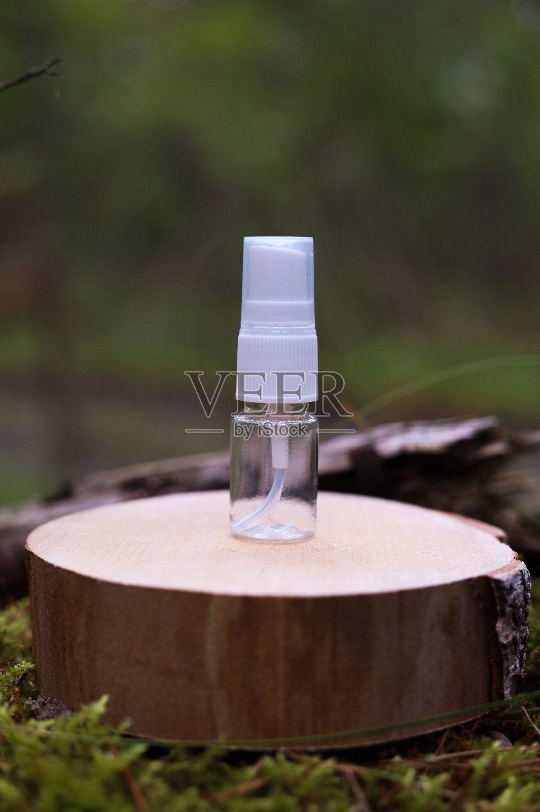 石头上的化妆品管与叶子。自然植物化妆品的概念。样机。照片摄影图片