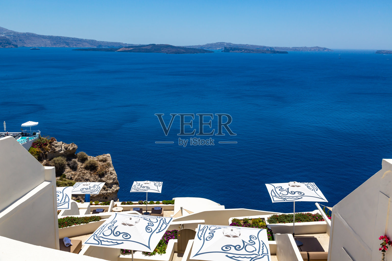 希腊圣托里尼的奥伊亚白色房屋景观与遮阳伞照片摄影图片