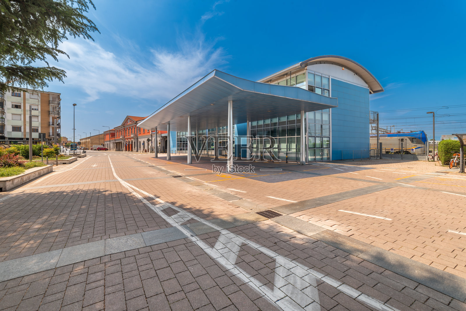 意大利福萨诺的现代建筑火车站照片摄影图片