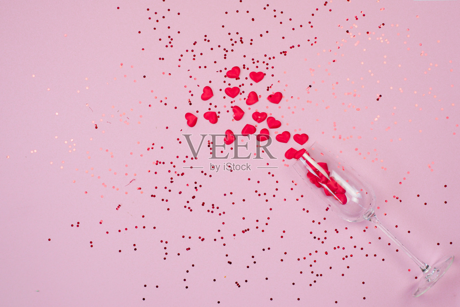 粉色背景上的心形玻璃杯，情人节，背景留有文字空间照片摄影图片