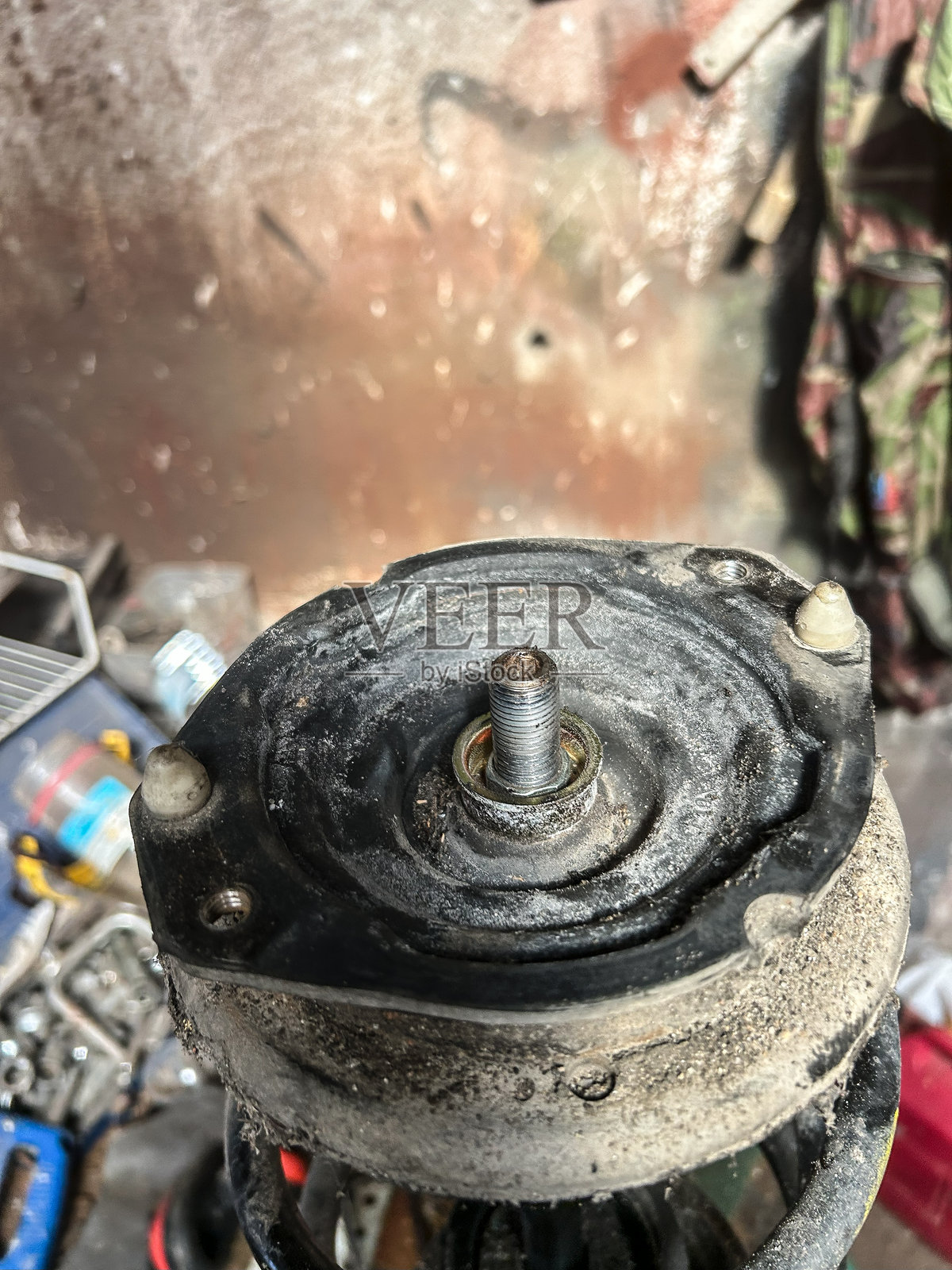 磨损的汽车减震器需要更换，强调定期汽车维护的重要性照片摄影图片