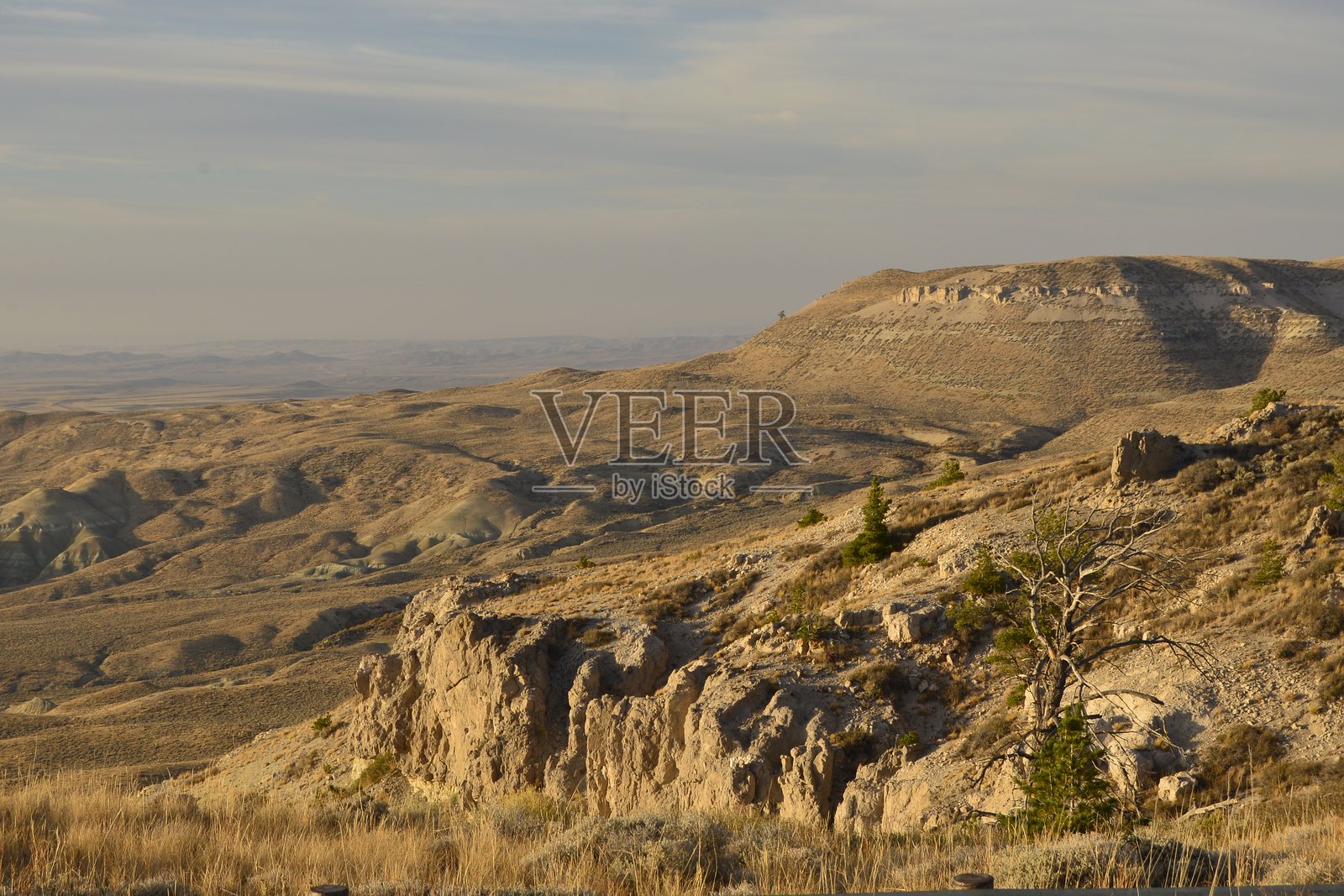 起伏的岩石草原风景与朦胧的地平线照片摄影图片