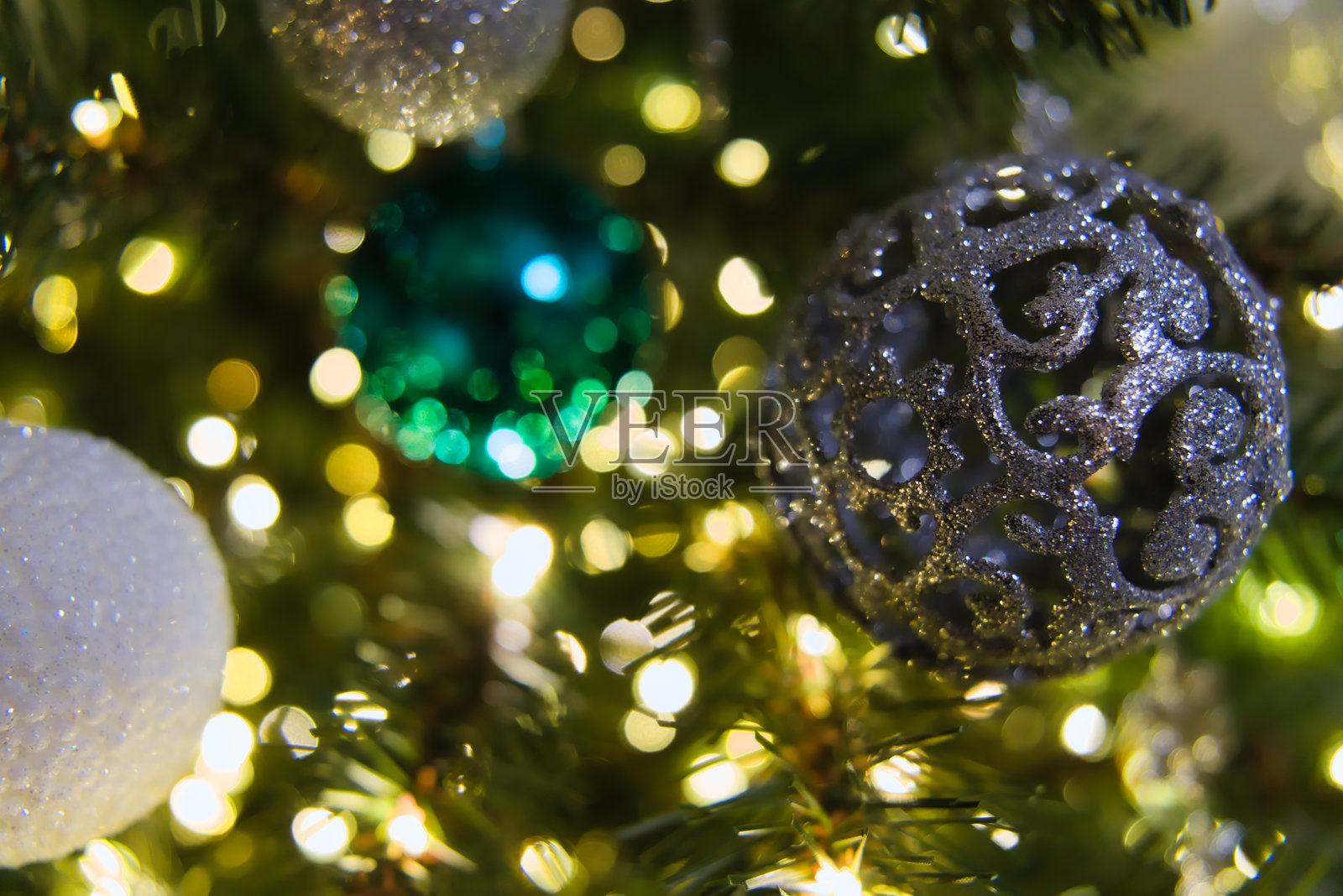 闪亮的圣诞装饰品挂在树上照片摄影图片