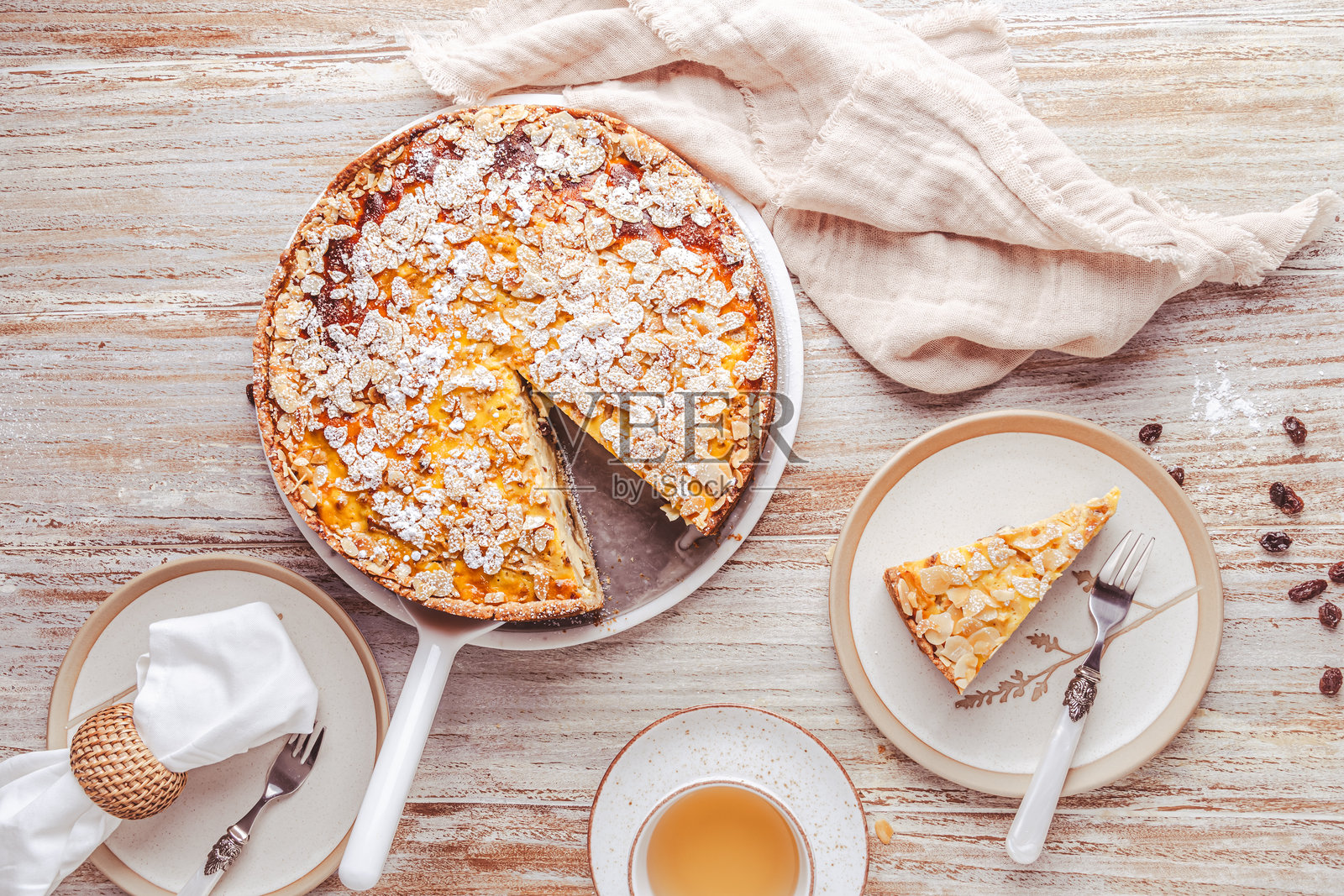 自制苹果派配烤杏仁，背景为白色木质桌面照片摄影图片