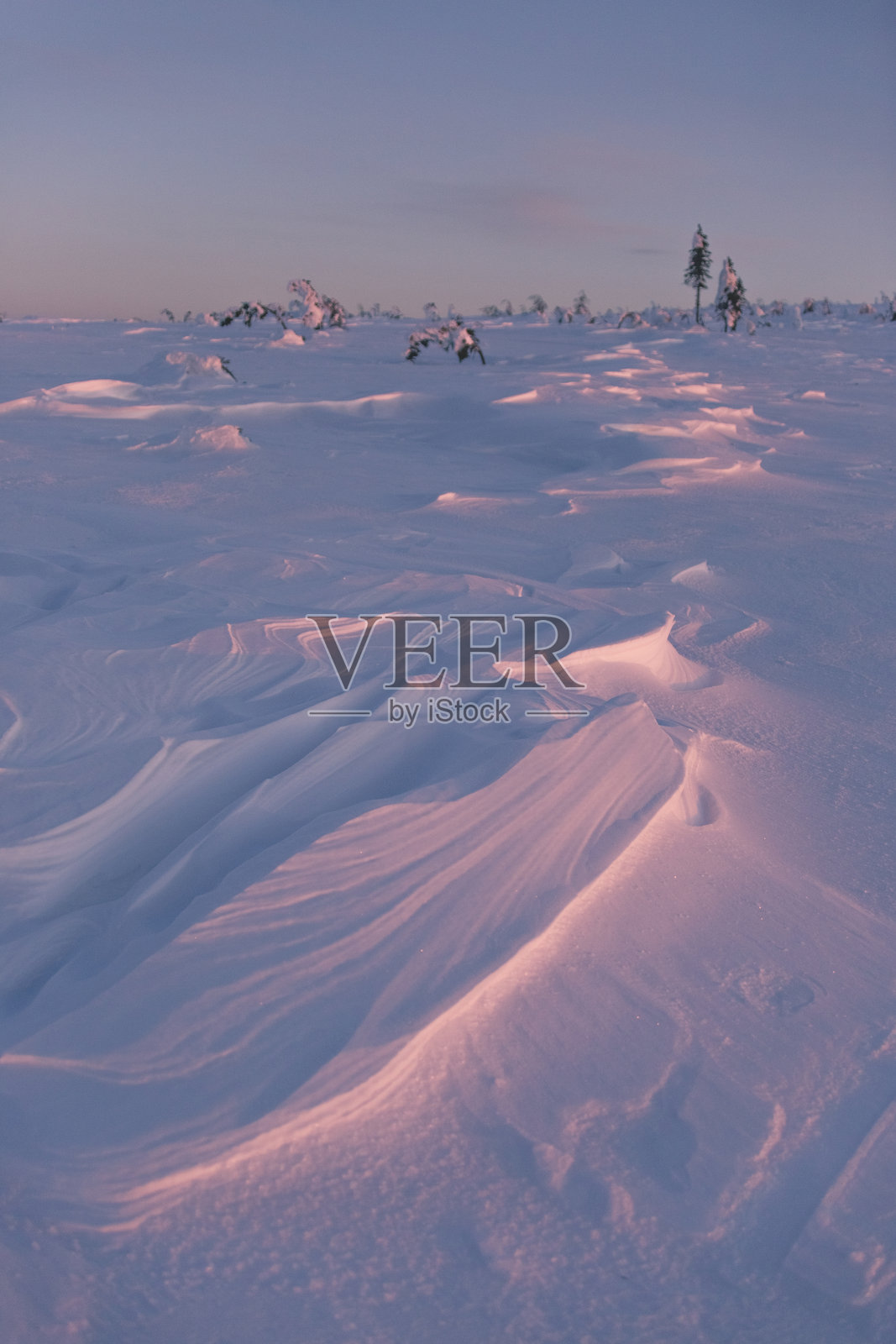 俄罗斯科米共和国北乌拉尔山脉的冰霜日落照片摄影图片