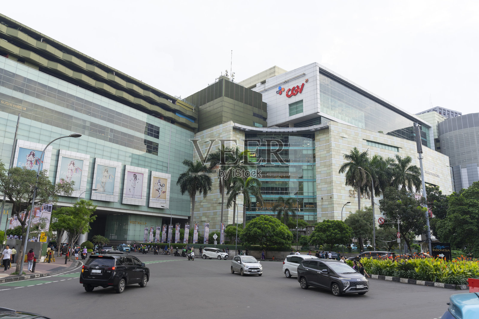 雅加达印度尼西亚东部大商城的外观，蓝天映衬。照片摄影图片