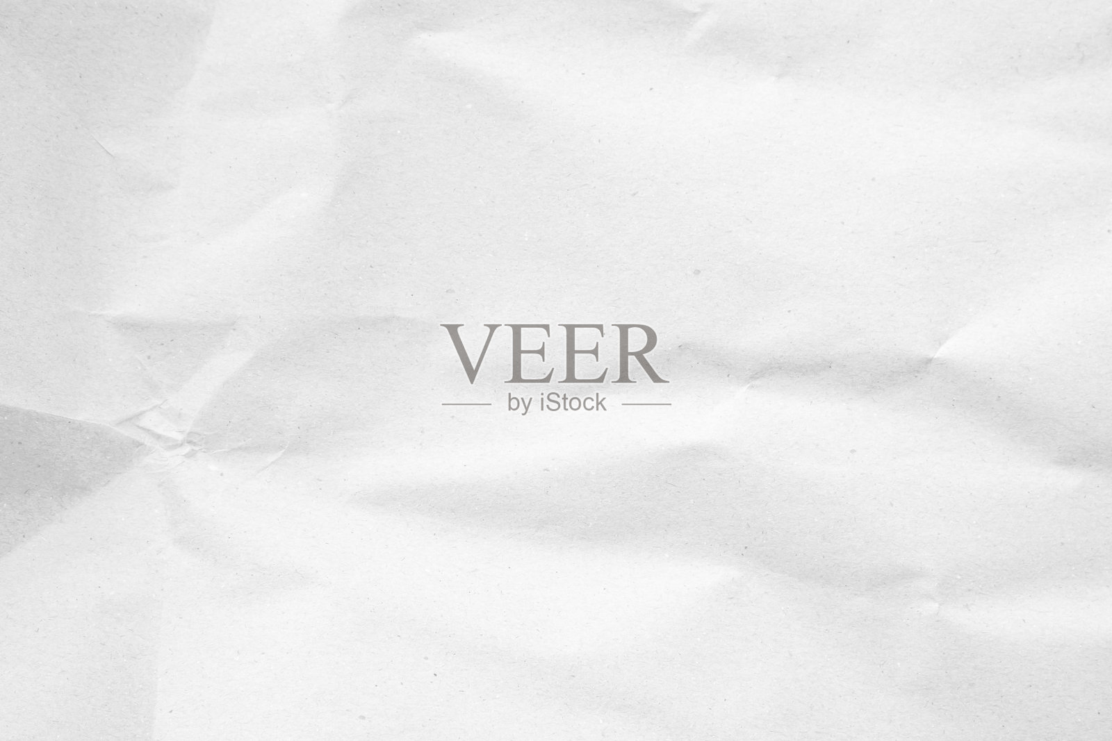 白色回收工艺纸纹理作为背景。灰色纸张纹理，旧的复古页面或旧报纸的磨损边缘。粗糙艺术的褶皱磨损字母图案。硬纸板留有文本空白。照片摄影图片