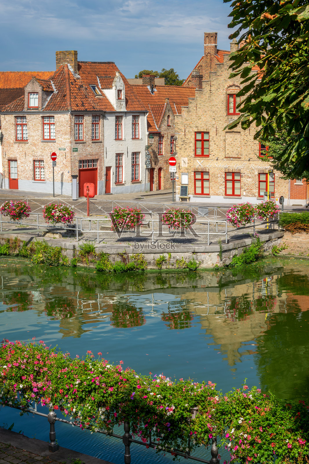 中世纪弗拉芒建筑,房屋倒映在运河中,布鲁日夏季五彩斑斓的城市风景与花朵,比利时照片摄影图片