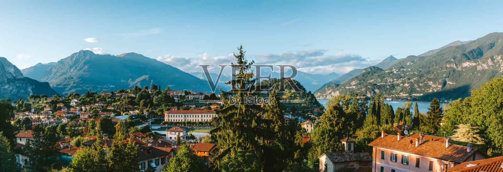 贝拉吉奥俯瞰科莫湖，夕阳下五彩斑斓的房屋与山脉。照片摄影图片