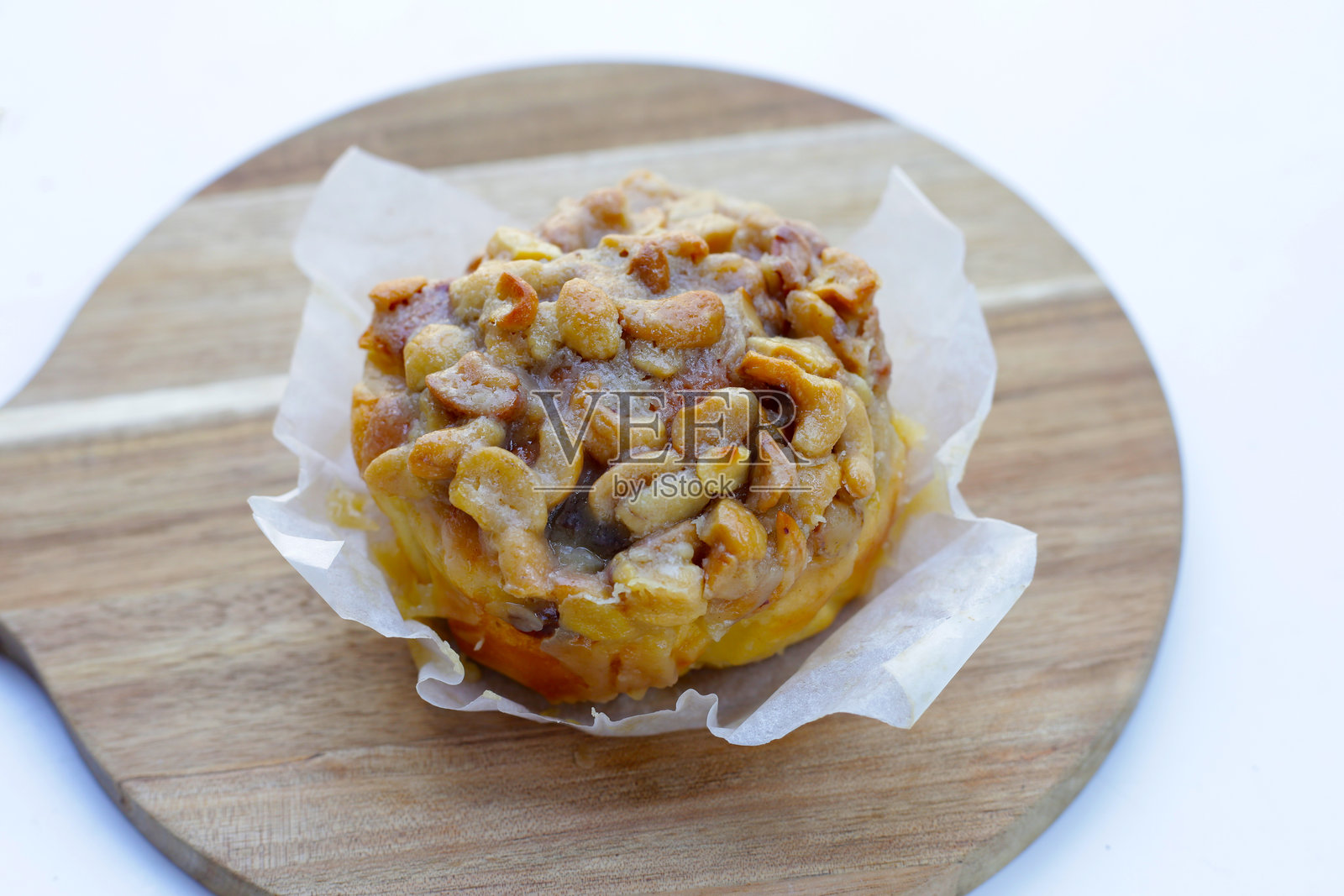 焦糖坚果酥饼，内含葡萄干馅料，表面覆盖焦糖腰果。照片摄影图片