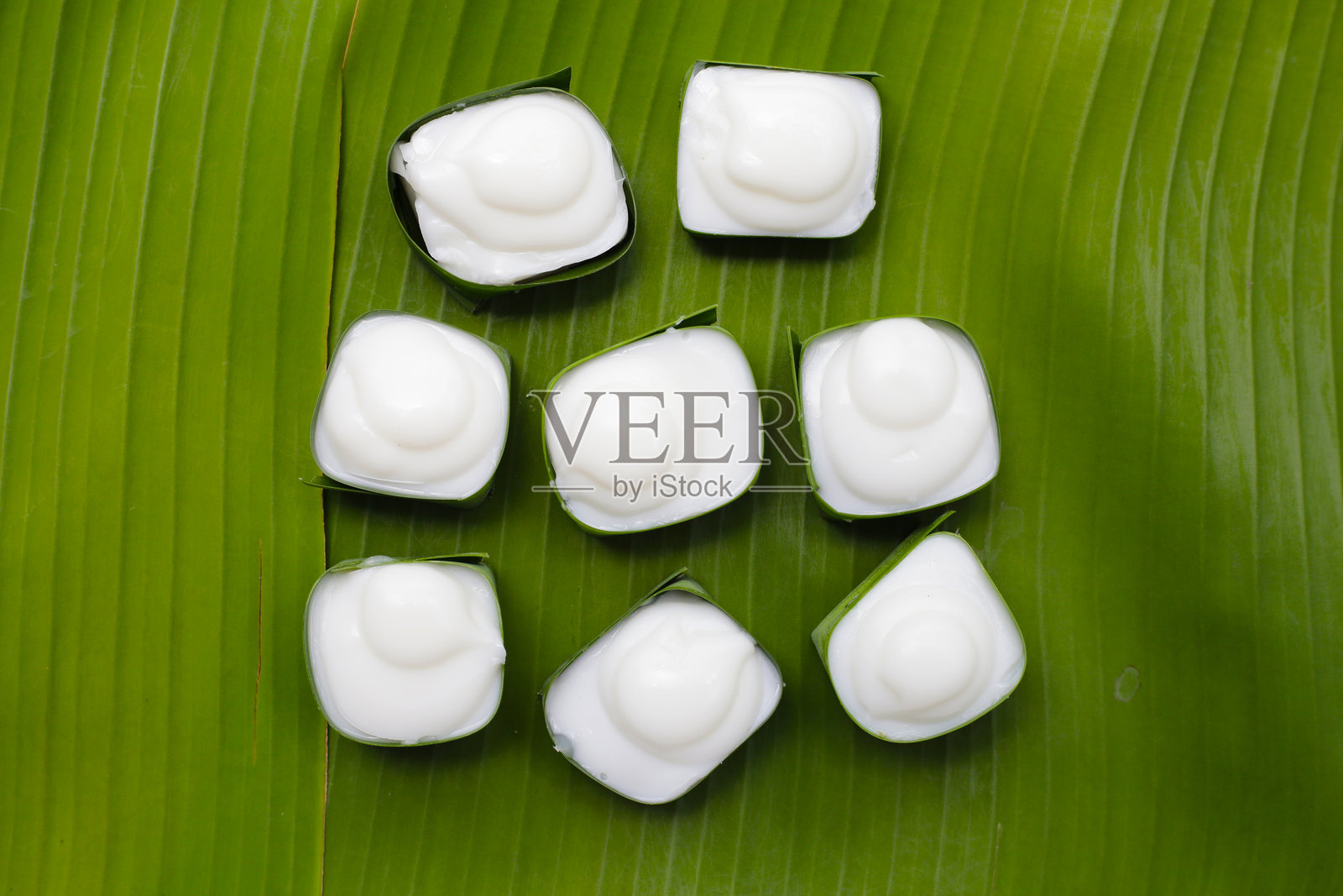 芋头布丁配椰奶酱照片摄影图片