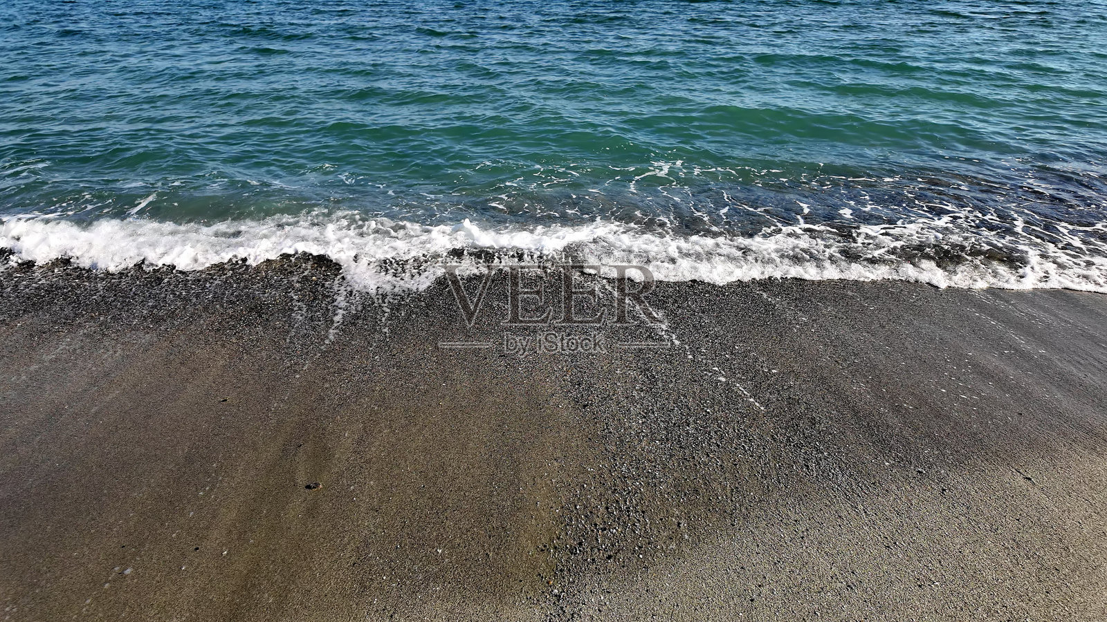 希腊爱琴海的沙滩与海洋水域。照片摄影图片