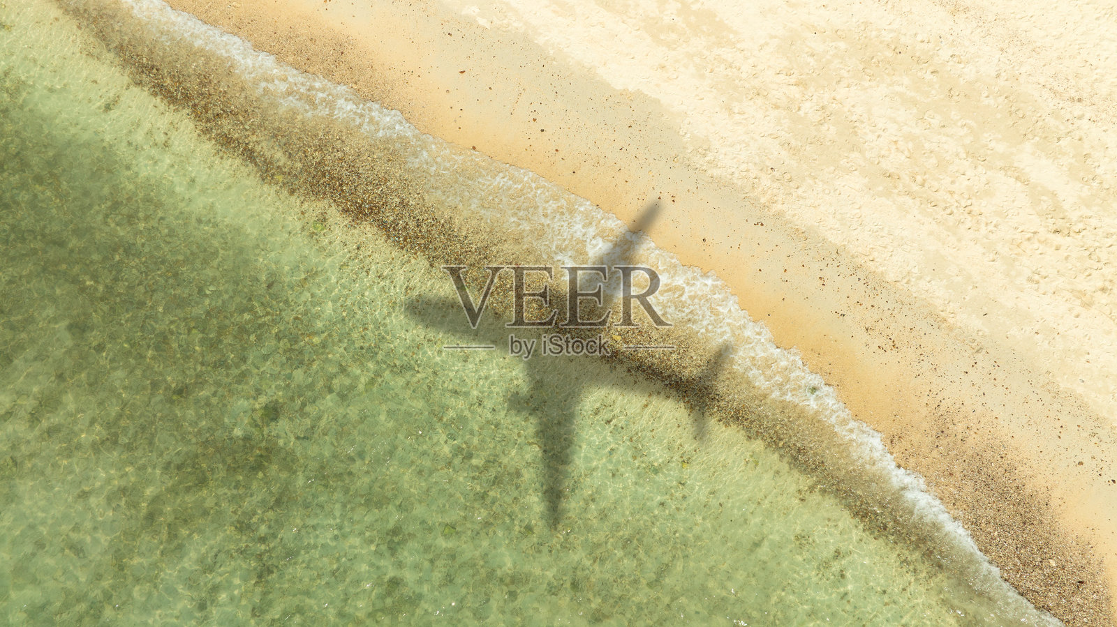 日落时分的沙滩和蓝色海洋上，客机轮廓的鸟瞰图，夏季假期海洋旅行概念照片摄影图片