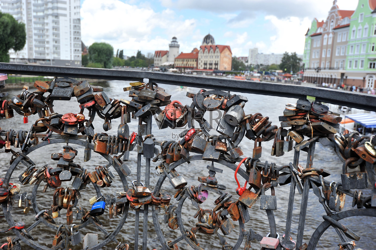 加里宁格勒渔村桥上的栅栏锁具照片摄影图片