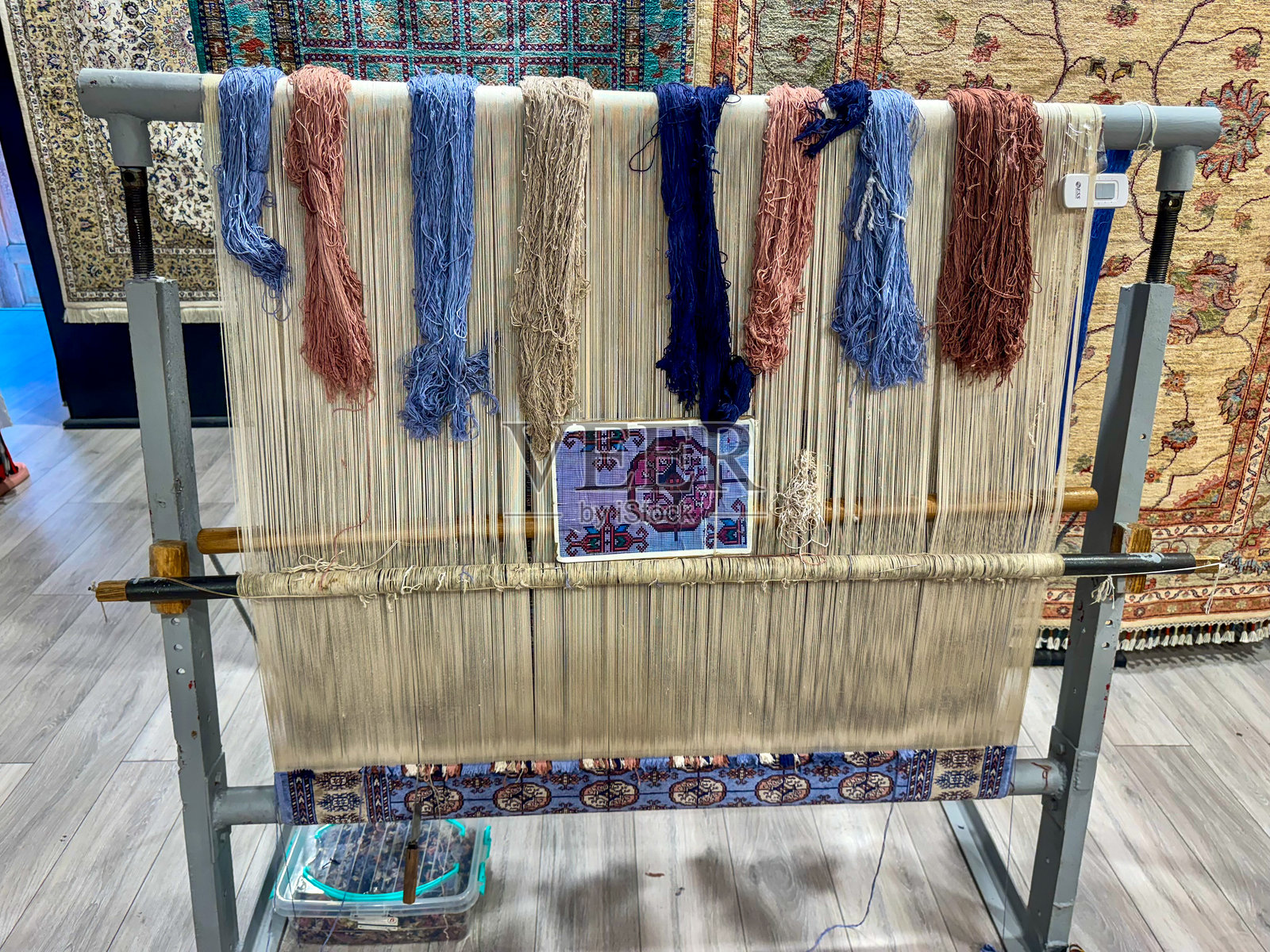 传统地毯编织机与五彩缤纷的线材照片摄影图片