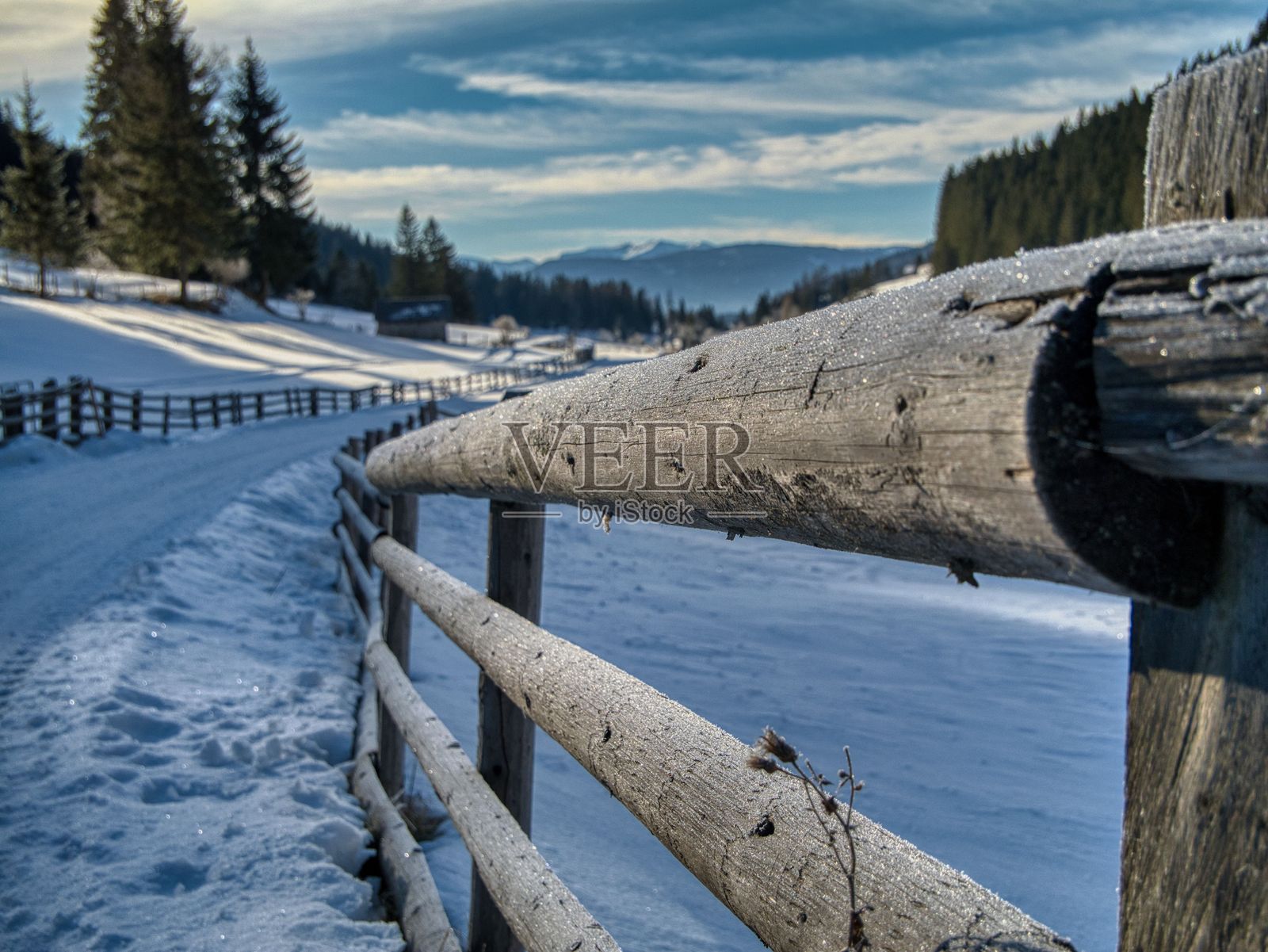 雪冬景观中的乡村栅栏。照片摄影图片