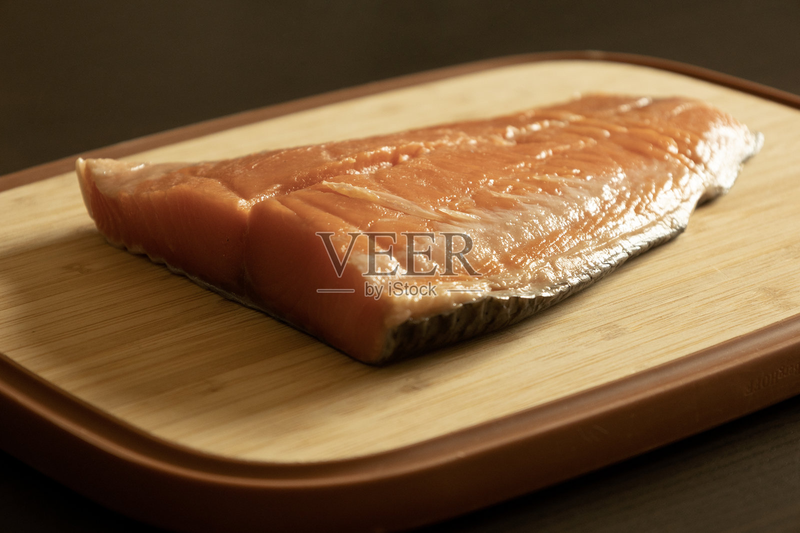 木砧板上的生三文鱼鱼片特写照片摄影图片