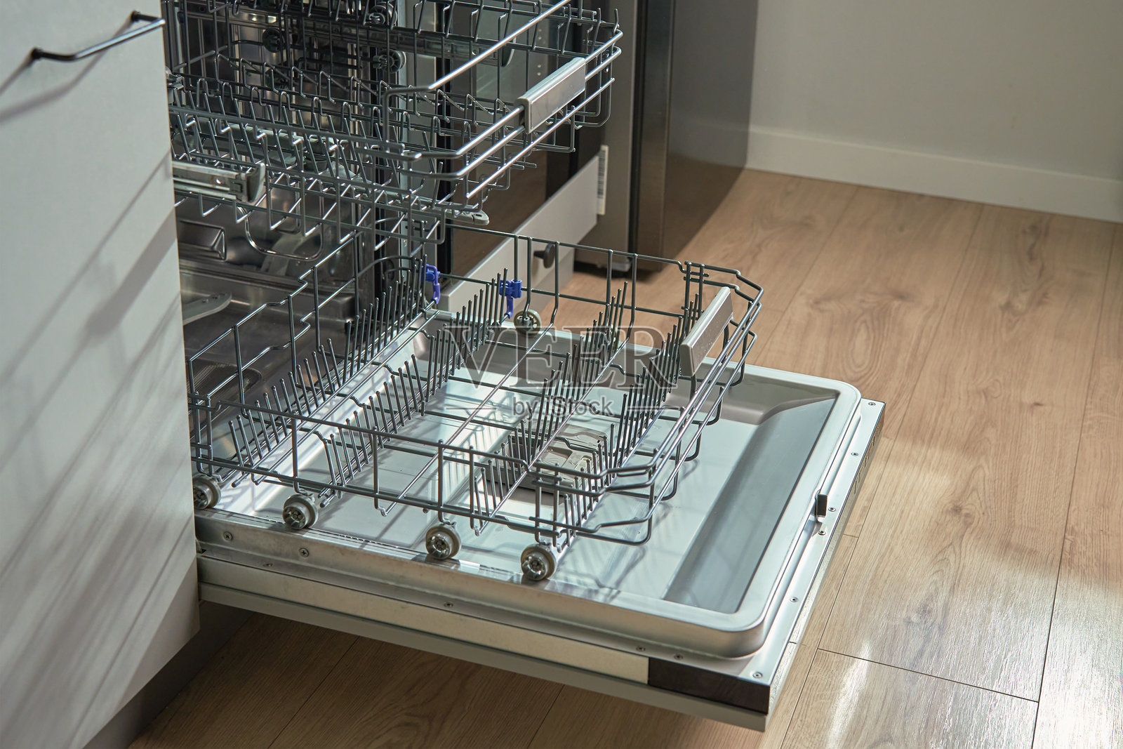 现代厨房中的空洗碗机打开状态照片摄影图片
