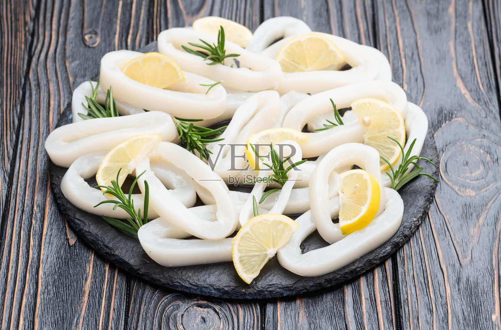 鱿鱼管和环的摄影。海鲜俯视图照片摄影图片