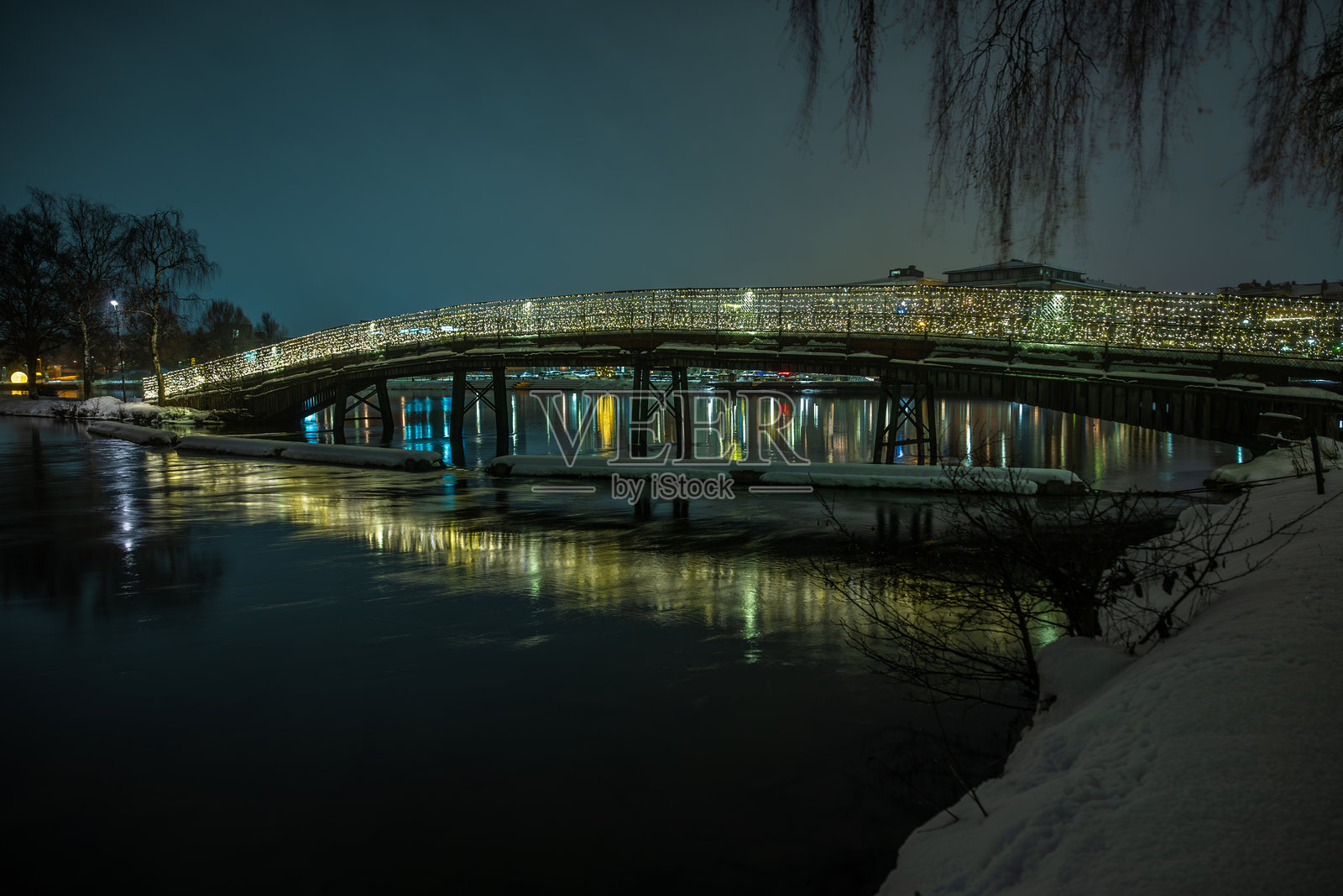 带灯的圣诞装饰在Spikön上照片摄影图片