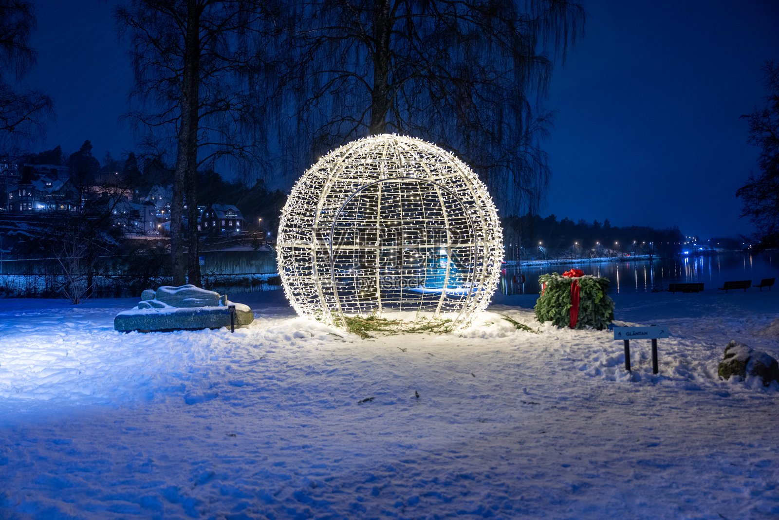带灯的圣诞装饰在Spikön上照片摄影图片