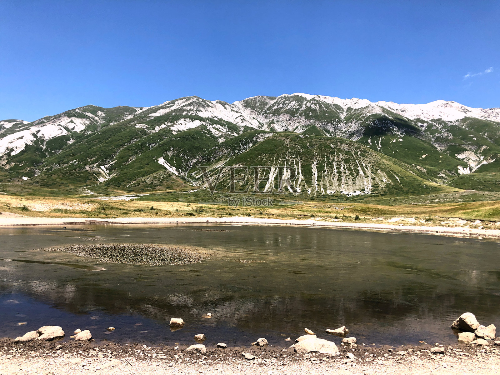 雪山与晴朗蓝天的美丽景色照片摄影图片
