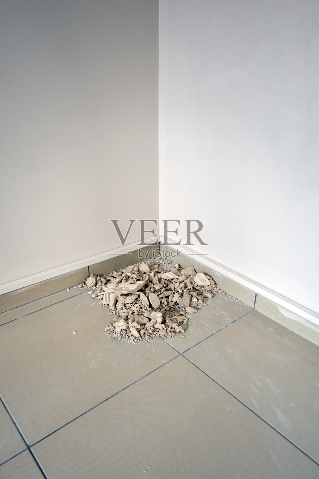 空荡荡的房间经过翻新，地上满是碎石。照片摄影图片