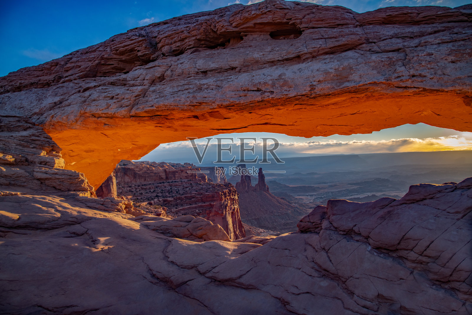 犹他州峡谷地国家公园的梅萨拱门日出，北美照片摄影图片