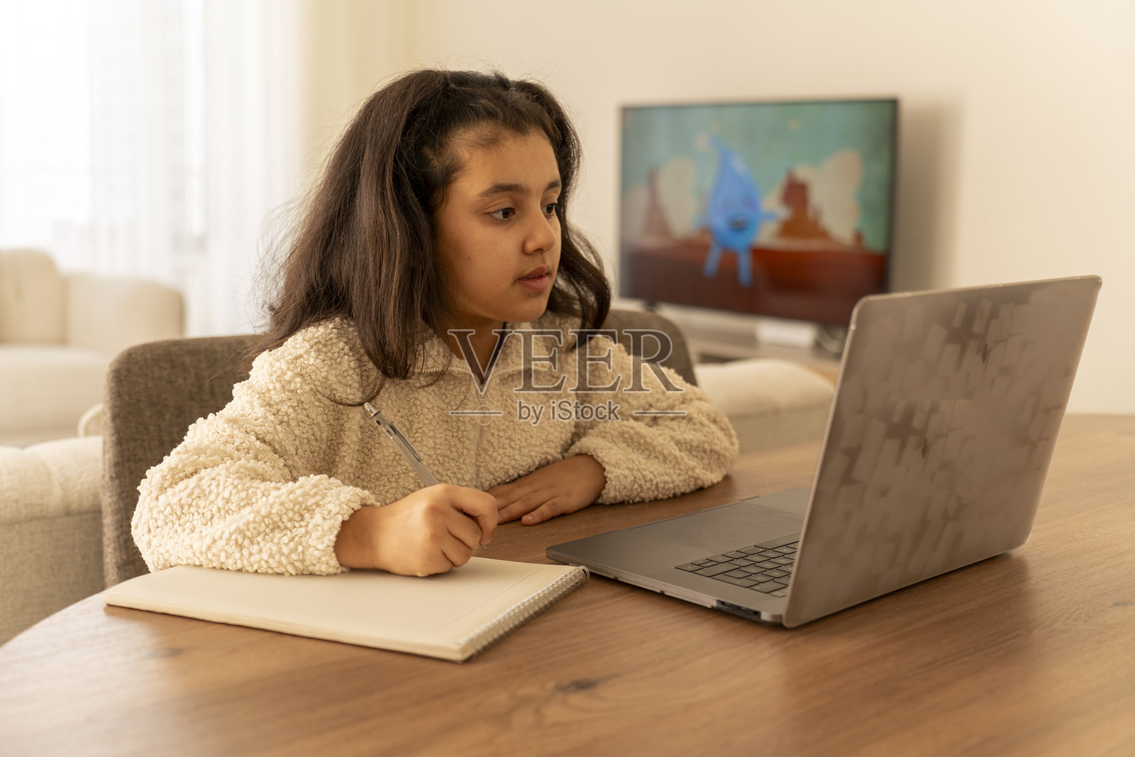 一个女孩在使用笔记本电脑。照片摄影图片