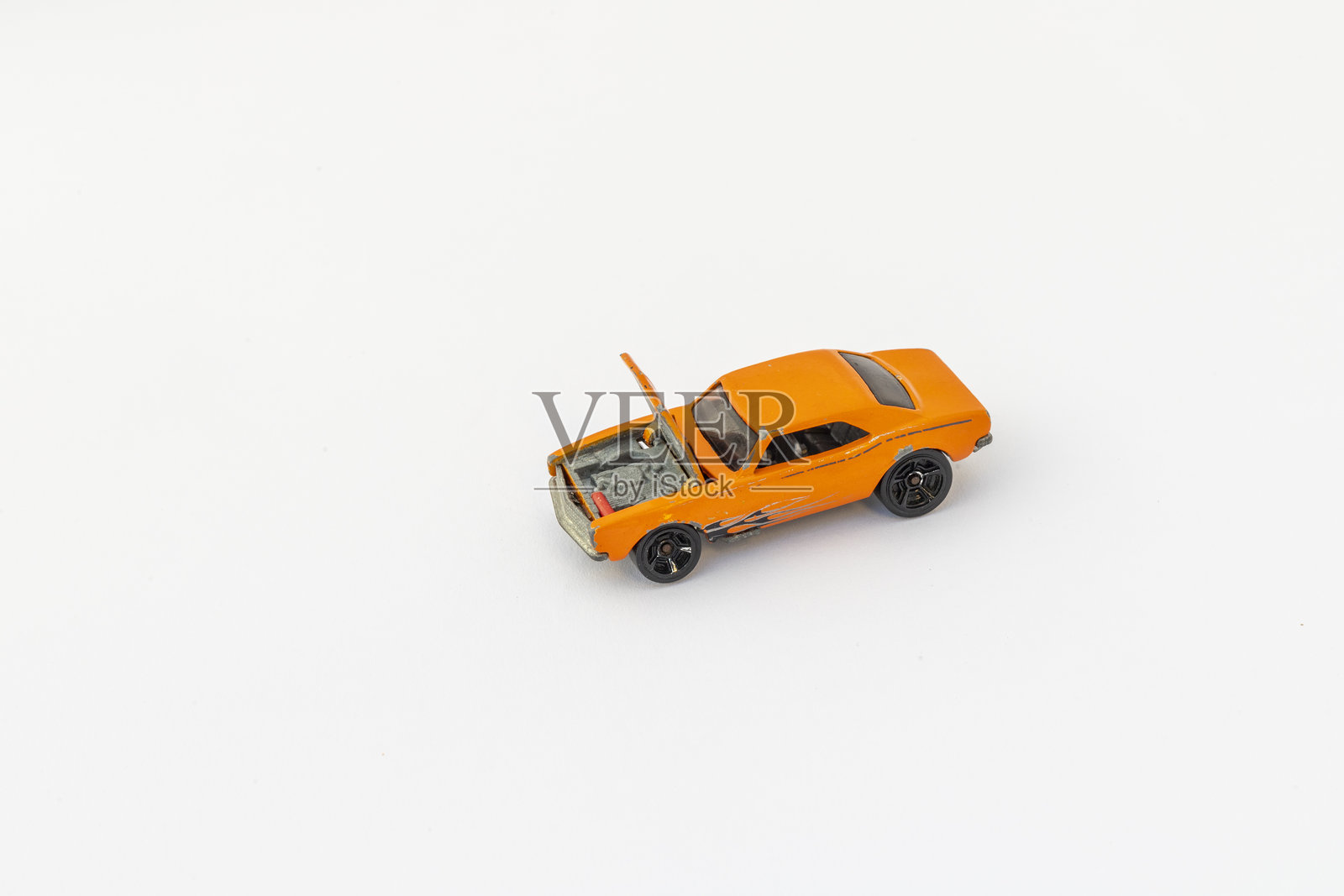 橙色经典玩具车，发动机盖打开，背景为白色孤立。照片摄影图片