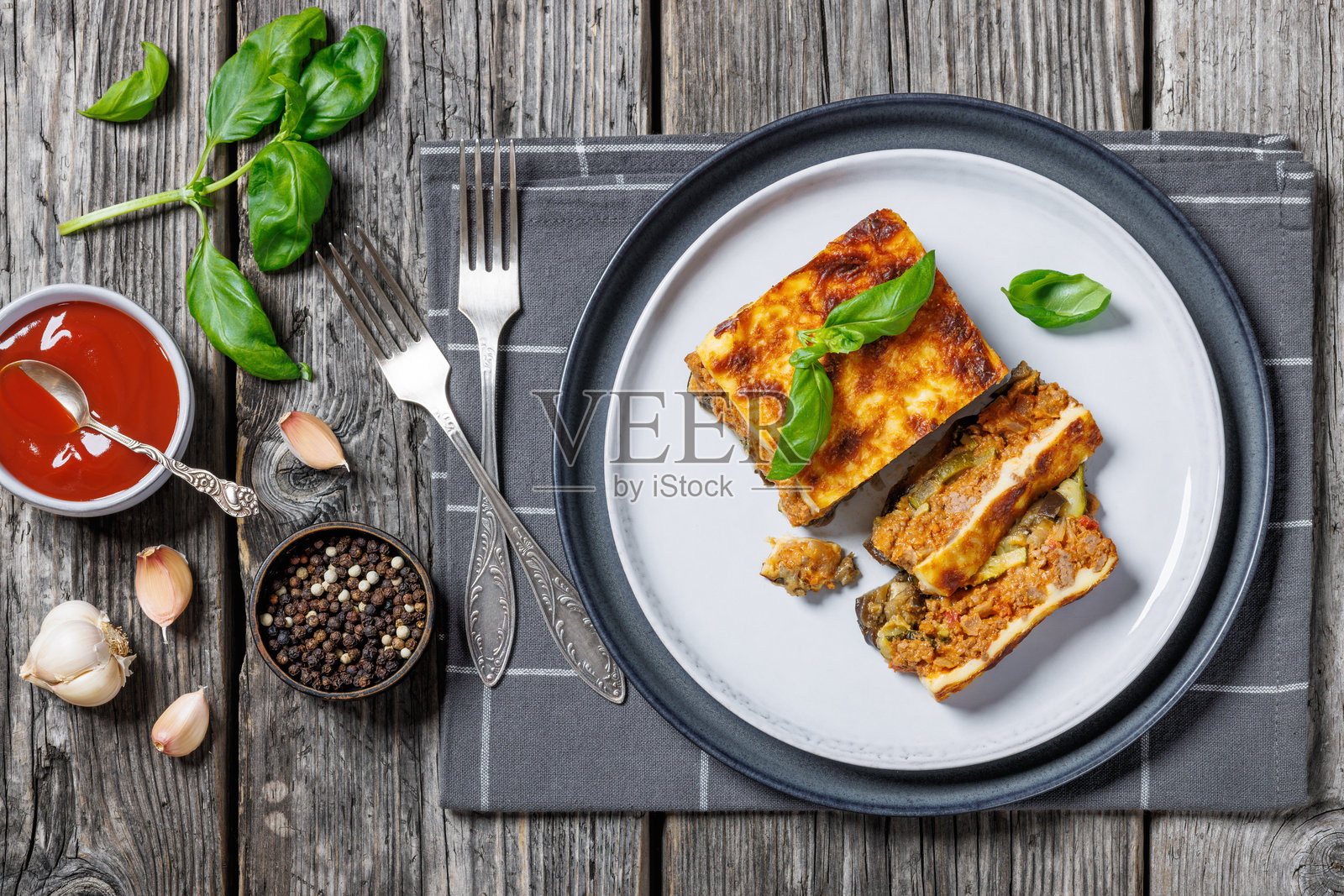 希腊牛肉茄子千层饼，俯视图照片摄影图片